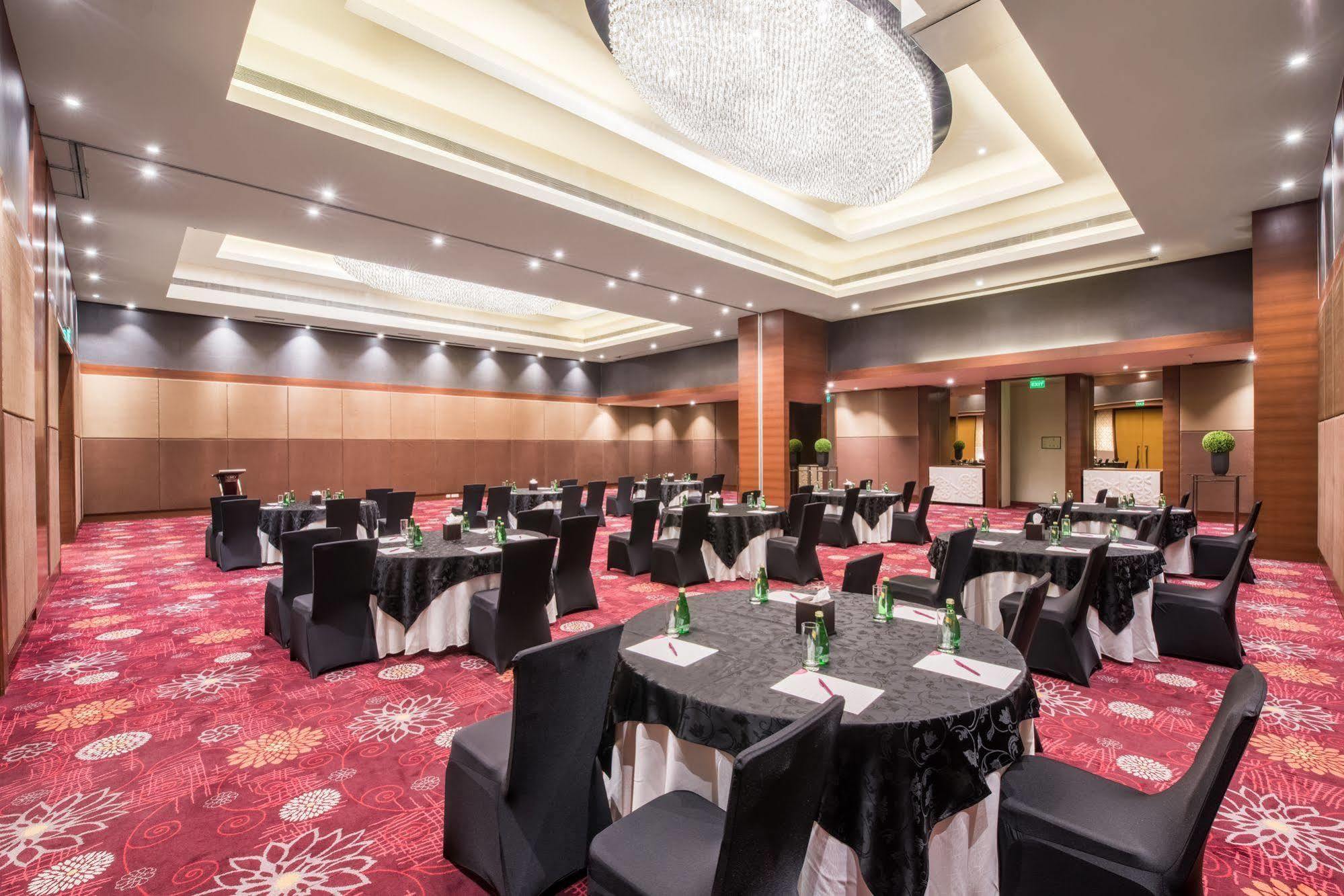 होटल Crowne Plaza Centre By Ihg